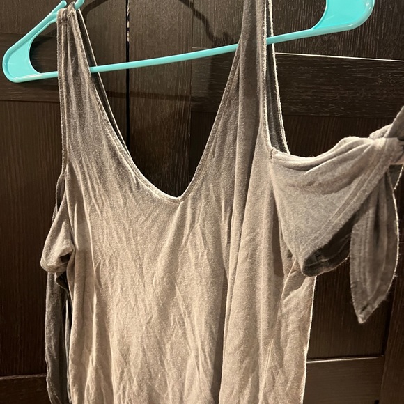 Womens Dark gray cold shoulder soft tee! Size Med - Picture 2 of 3